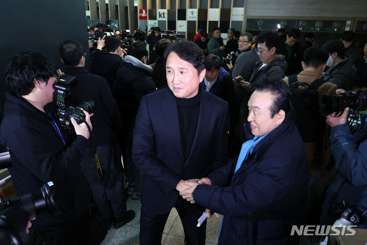 브리핑 마친 <b>황보관</b> 축구협회 기술<b>본부장</b>