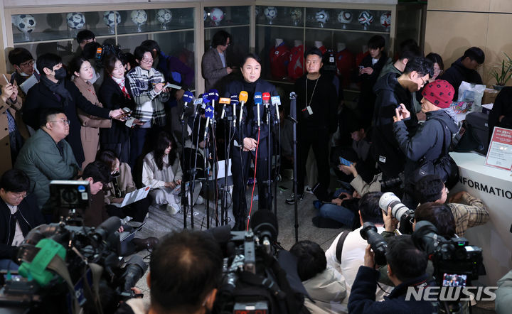 브리핑하는 <b>황보관</b> 축구협회 기술<b>본부장</b>