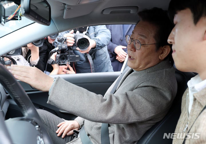 <b>자율주행차</b> 탄 <b>이재명</b> 당 <b>대표</b>