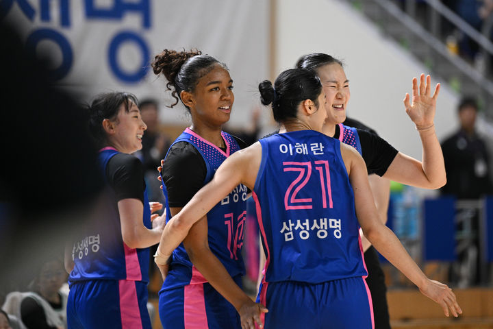 '스미스 22득점' <b>삼성생명</b>, PO 노리는 <b>하나원큐</b>에 완승