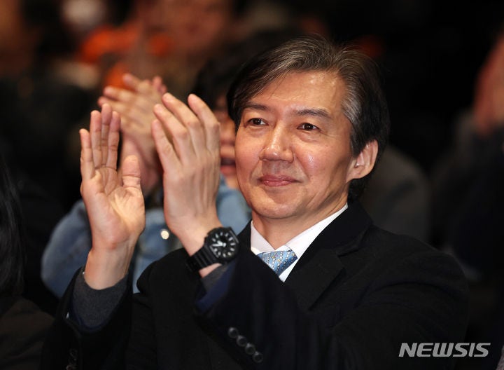 <b>박수</b>치는 <b>조국</b> 전 <b>장관</b>