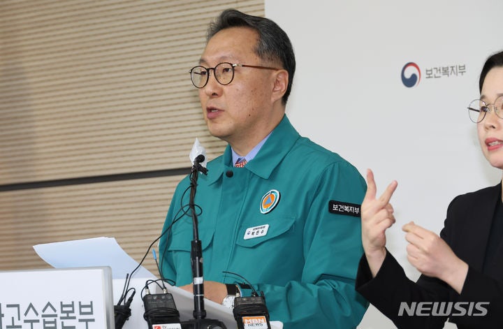 100개 병원 <b>전공의</b> '55%' 6415명 사직서…1630명 근무지 이탈