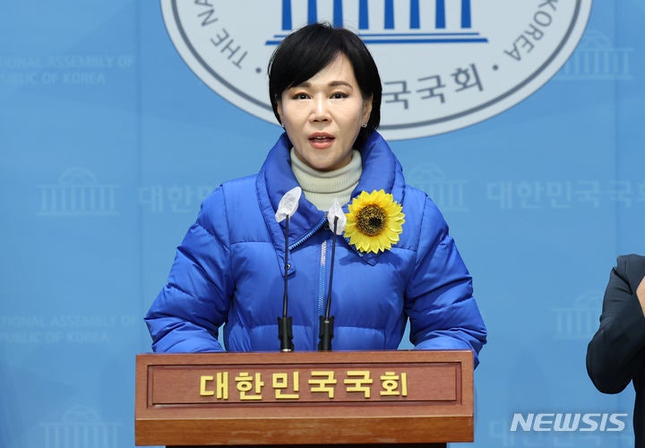 <b>전현희</b>, <b>종로</b> 불출마…"당의 전략적 판단 따를 것"