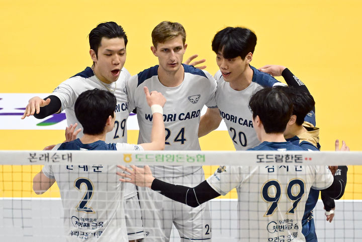<b>우리카드</b>, KB손보 꺾고 男배구 1위 탈환…<b>아르템</b> 17득점 화끈한 신고식