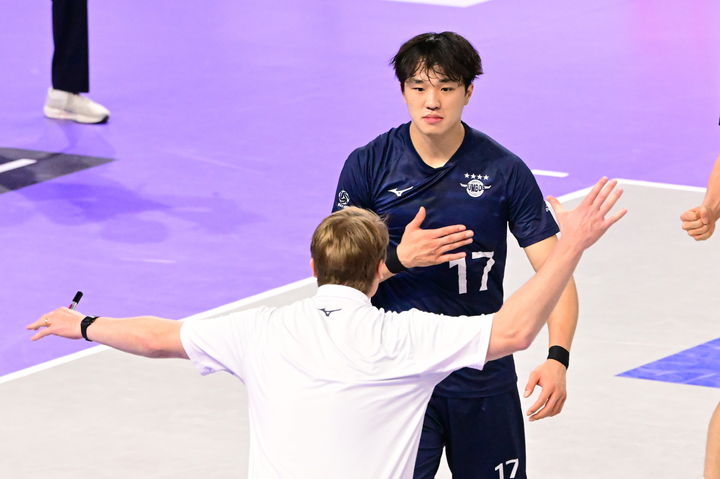 <b>임동혁</b>, 생애 첫 프로배구 라운드 MVP…<b>김연경</b> 8번째 수상