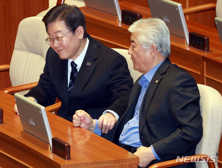 <b>이상헌</b> 의원 손 잡은 <b>이재명 대표</b>