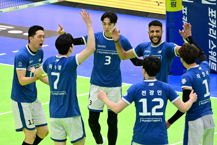 <b>현대캐피탈</b>, <b>한국전력</b> 꺾고 중위권 눈앞…정관장, 흥국생명 제압(종합)