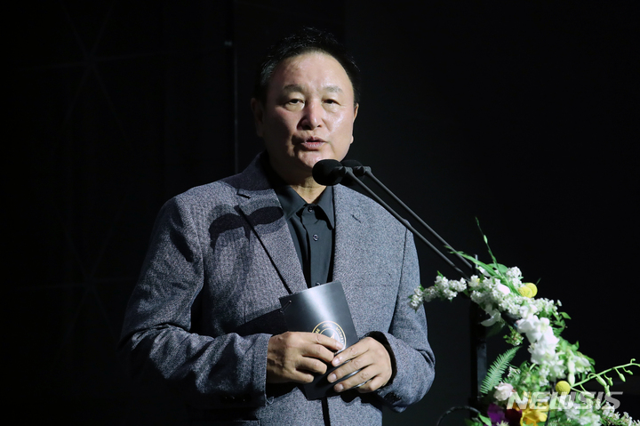 축구 A대표·U23대표 감독 겸직 <b>허정무</b>·<b>베어벡</b>, 성적은 글쎄