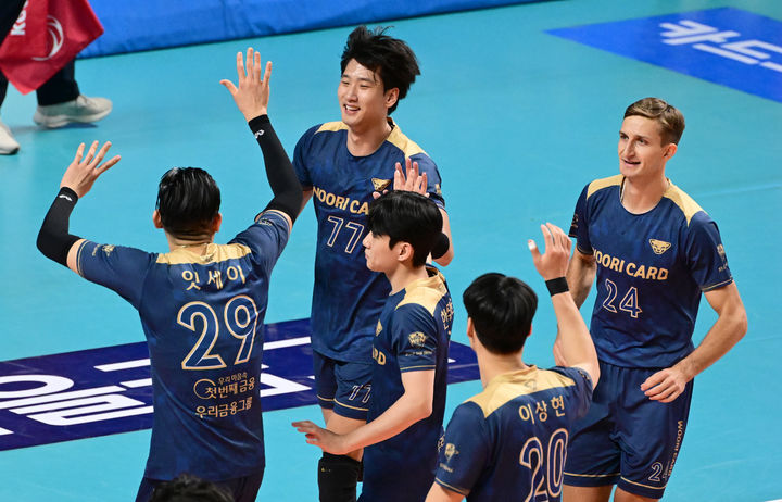 프로배구 <b>우리카드</b>, <b>한국전력</b> 완파…1위 대한한공 맹추격
