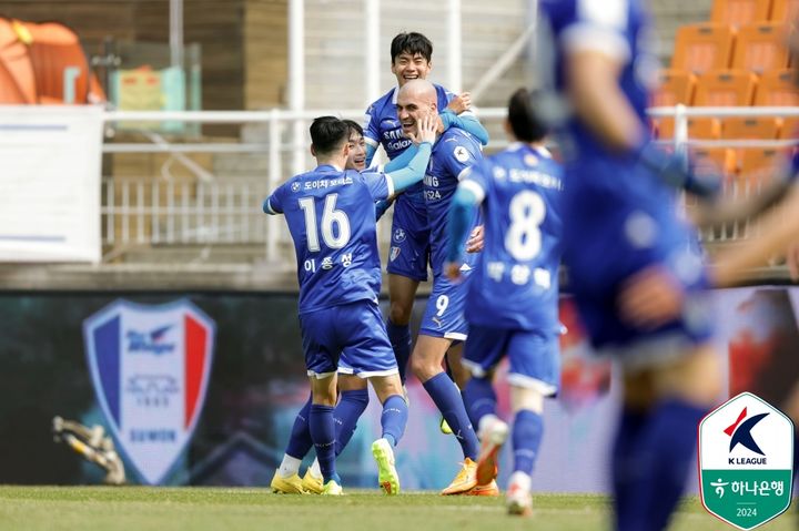 10명 뛴 K리그2 <b>수원</b>, 홈 개막전서 충남아산에 2-1 승리