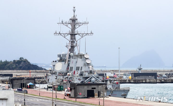 토마호크 탑재 미국 히긴스 <b>이지스구축함 제주 입항</b>