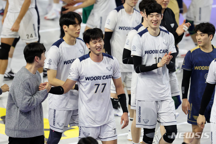 <b>우리카드</b>, <b>대한항공 완파</b>… 1위 탈환 눈앞에[뉴시스Pic]