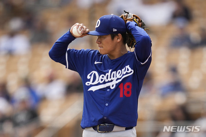 MLB <b>투수</b> 최고액 <b>야마모토</b>, 시범경기 두 번째 등판서 '뭇매'