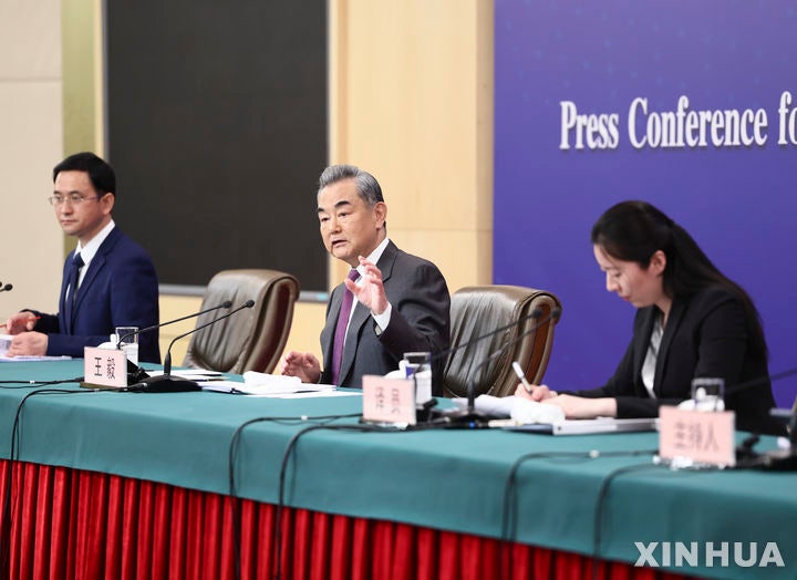 中<b>왕이</b> "<b>한반도</b>, 北의 합리적 안보우려 해소해야"