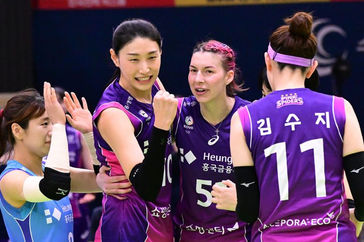 흥국생명, 1위 확정 노린 <b>현대건설</b> 완파…<b>우리카드</b>도 1위 축포 무산(종합)