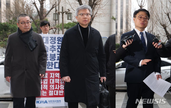전공의 집단사직 조장 혐의 <b>의협</b> 간부 3명 <b>경찰</b> 출석 [뉴시스Pic]