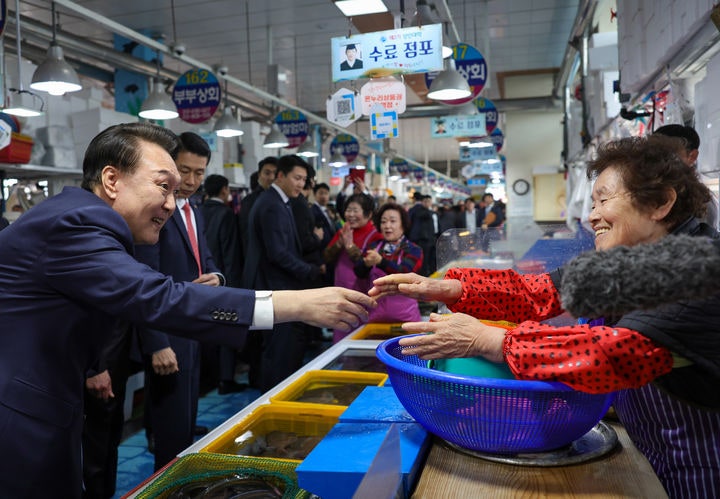 사천 <b>삼천포 용궁수산시장</b> 찾은 윤 <b>대통령</b>