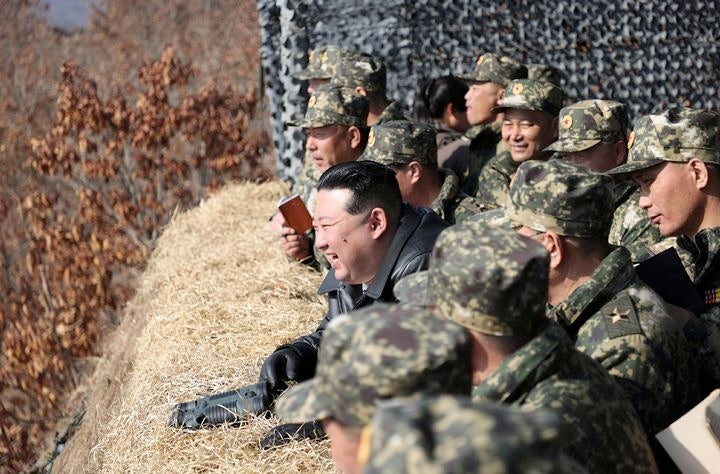 <b>신형 탱크</b> 오른 <b>김정은</b> "<b>탱크</b>병들 전쟁준비 만족스러워"