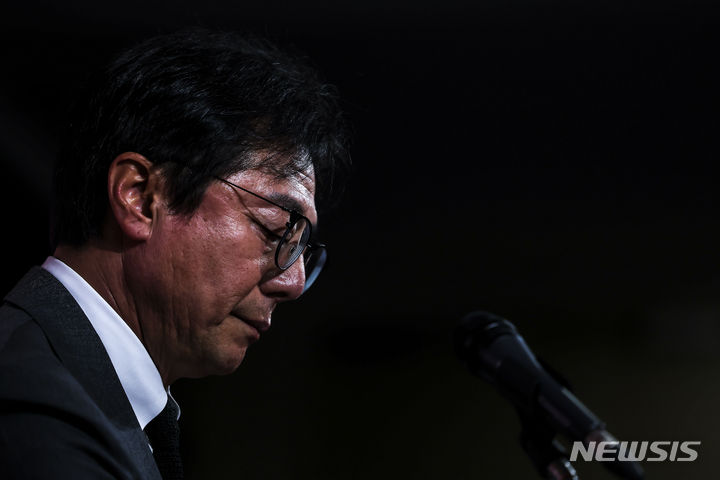 '임시' 황선홍 감독, 팀 분위기 쇄신에 <b>기강</b>까지 새로 잡아야