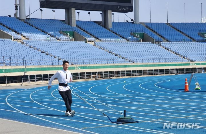 세 번째 올림픽, 달라진 위치…<b>우상혁</b>은 여전히 간절하다