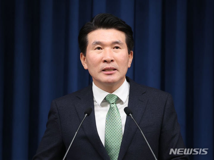 <b>황상무</b>, '기자 회칼 <b>테러</b>' 발언 <b>사과</b> "언행 각별히 조심하겠다"
