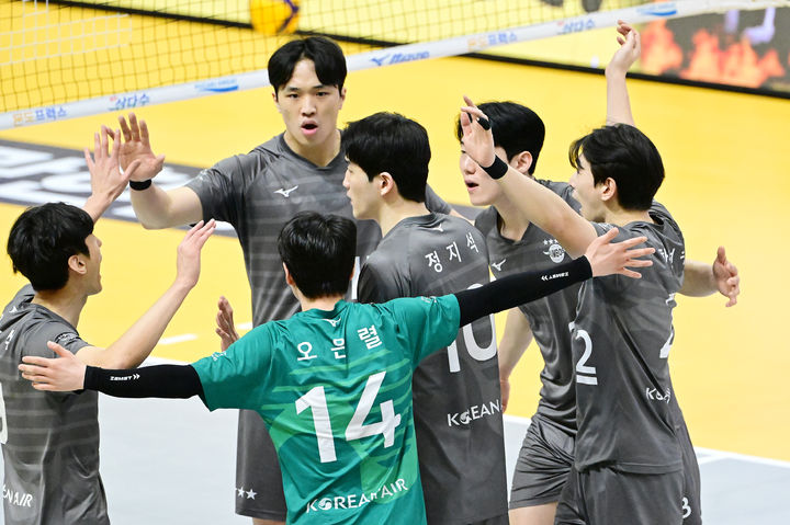 <b>대한항공</b>·현대건설, 남녀 프로배구 정규리그 1위 등극(종합)