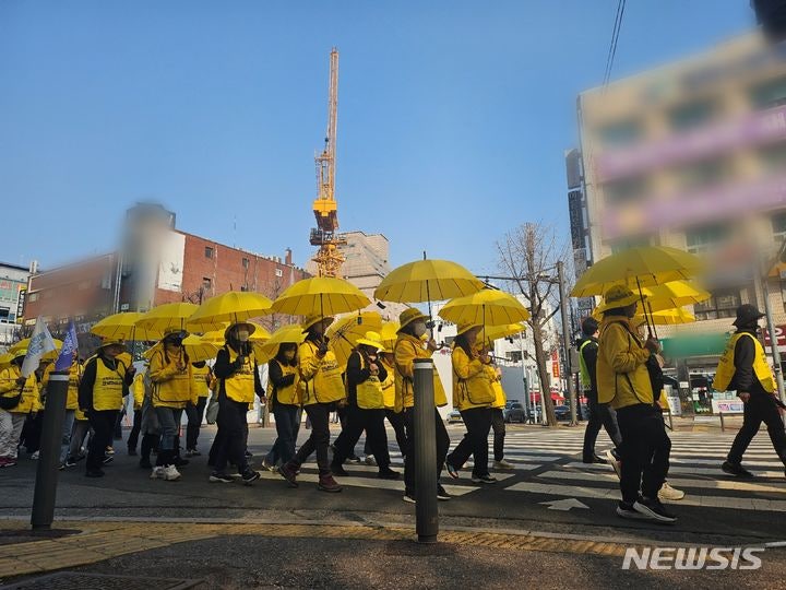 "10년 지났건만 아직도 그날에" <b>세월호</b> 유족의 슬픈 행진
