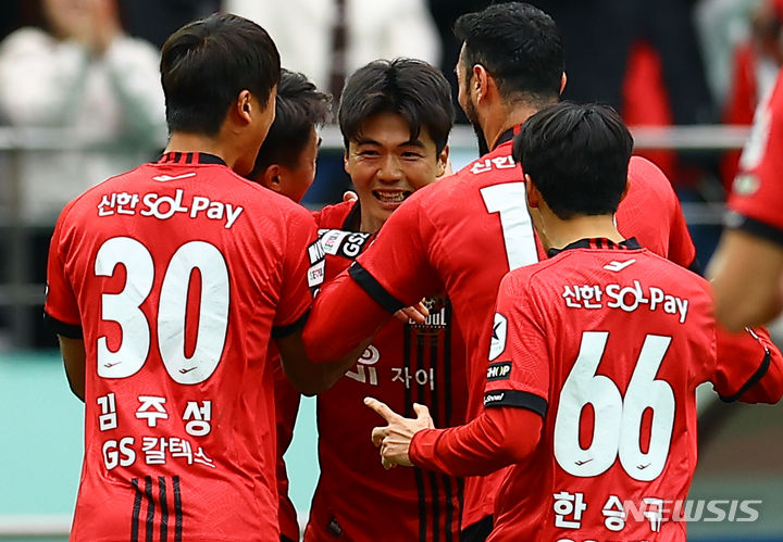 ‘<b>기성용</b> 골’ FC<b>서울</b>, 김기동 감독 체제 첫 승…린가드 3경기 연속 교체 출전