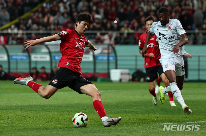슛하는 <b>기성용</b>