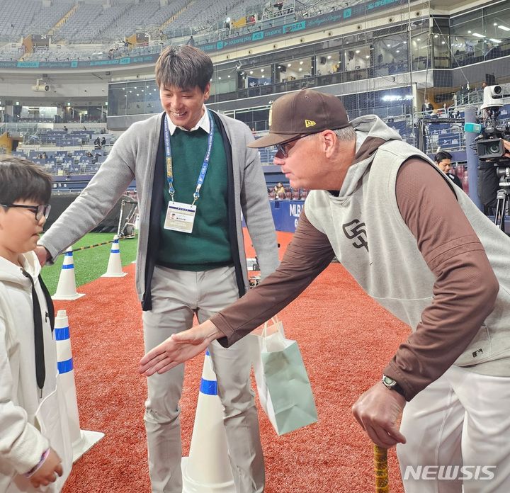 SSG <b>김광현</b>, 고척돔서 <b>실트 감독</b>과 재회…"한국에 오실 줄이야"