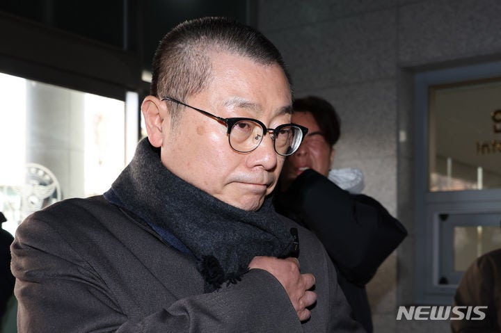 <b>의협</b> <b>박명하</b>, 경찰조사 1시간20분만에 나와…'조사 거부'
