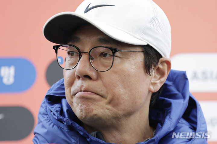 첫 <b>소집</b> <b>황선홍</b> 감독 "손흥민 계속 주장…선수들 심적으로 어려워해"