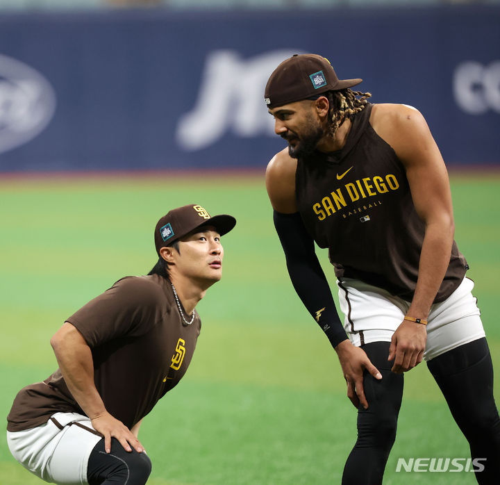 <b>개막전</b> 앞두고 <b>훈련</b>하는 <b>김하성</b>-타티스