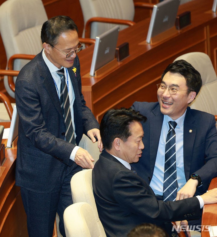 '코인 논란' <b>김남국</b>, '<b>더불어민주연합</b>' <b>입당</b>…현역 14명으로