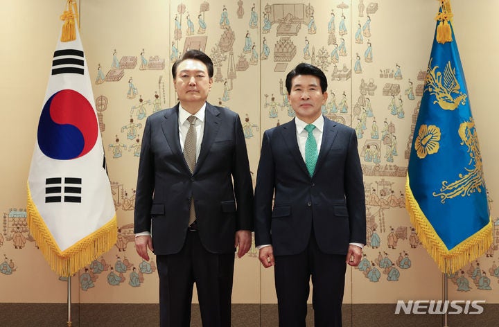 윤, <b>황상무</b> 시민사회수석 사의 수용…'회칼 테러' 논란 6일 만(2보)