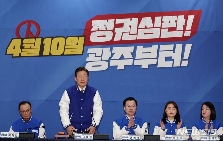 <b>인사</b>하는 <b>이재명 대표</b>