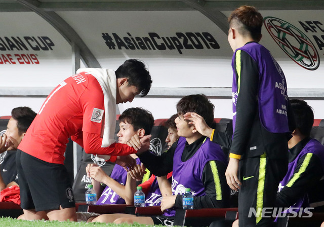 '은퇴 고민' <b>손흥민</b>에 조언해준 <b>기성용</b> "다시 팬들께 힘을 주는 <b>대표팀</b> 되길"
