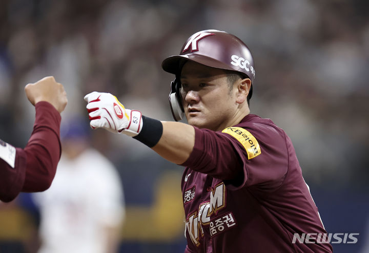 키움 최주환, 2024시즌 1호 홈런 주인공…KIA <b>크로우</b> 상대로 '쾅'