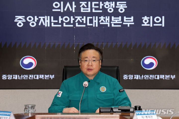 복지장관, <b>의대교수</b> 집단사직 앞 "심각한 우려…환자 곁 지켜달라"