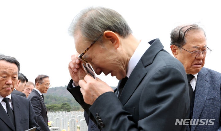 눈시울 붉힌 <b>이명박</b> "<b>천안함</b> 46용사 희생 잊지 않을 것" [뉴시스Pic]