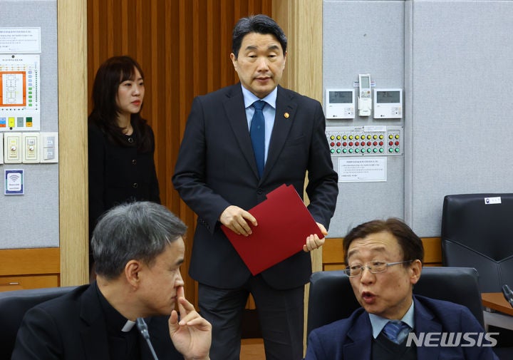 <b>이주호</b>, 오늘 '의대 2.7배 증원' 강원대 방문…'달래기' 행보
