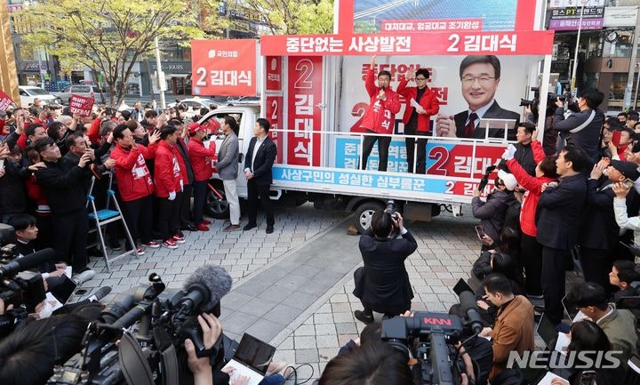 한동훈 비대위원장, <b>김대식</b> 후보와 함께