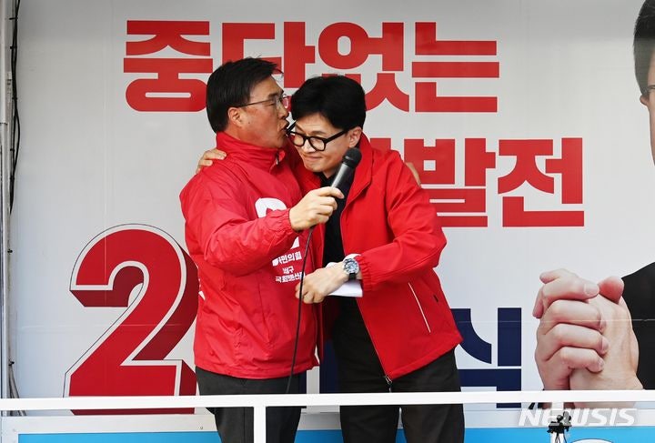인사하는 한동훈-<b>김대식</b>