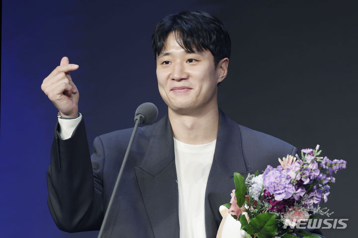 <b>인기상</b> <b>허웅</b>, 팬들 향해 하트