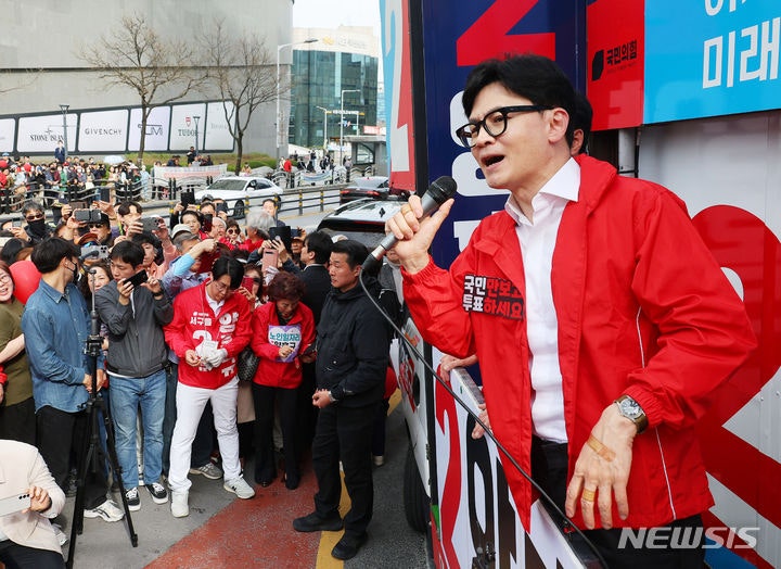 <b>한동훈</b> "전국 55곳 박빙·수도권 26곳…지면 개헌선 무너져"
