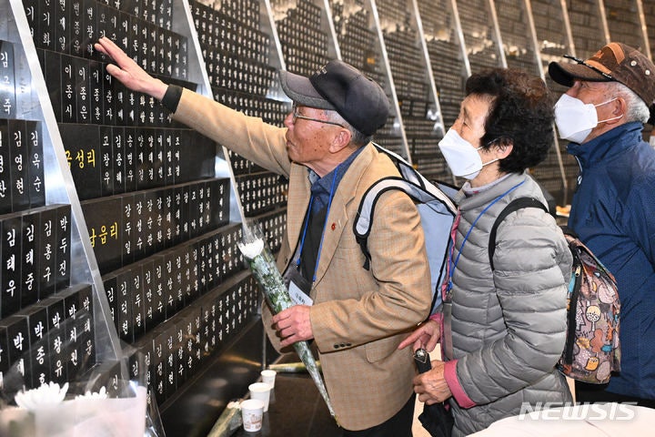 민주 "4·3 <b>추념식</b> 불참한 윤·한, <b>제주</b>도민에게 큰 상처 안겨"