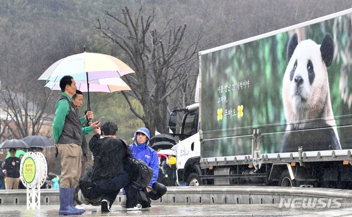 中, <b>푸바오</b> 반환에 '환영'…"사육사에도 감사"