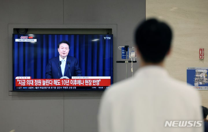 '조건 있는 만남' 원하는 의료계…尹·<b>전공의</b>, 한 테이블 앉을까