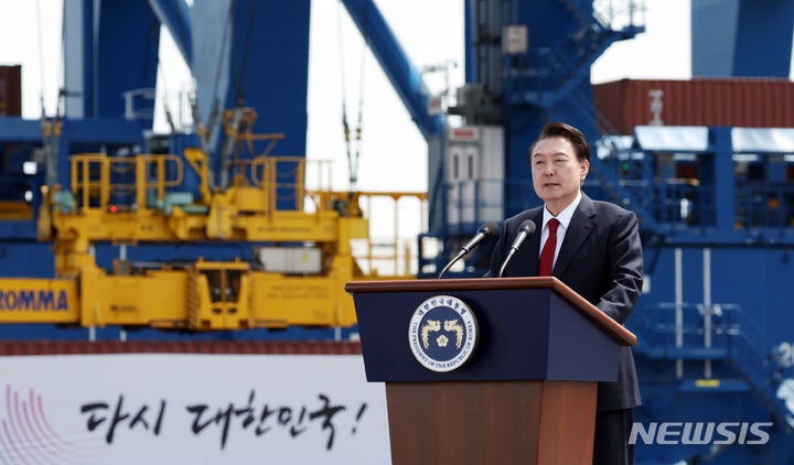 윤, "일몰 앞둔 '<b>톤세제</b>' <b>연장</b>…5.5조 친환경선박금융 제공"
