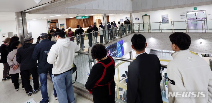 총선 부산 <b>사전투표</b> <b>행렬</b>